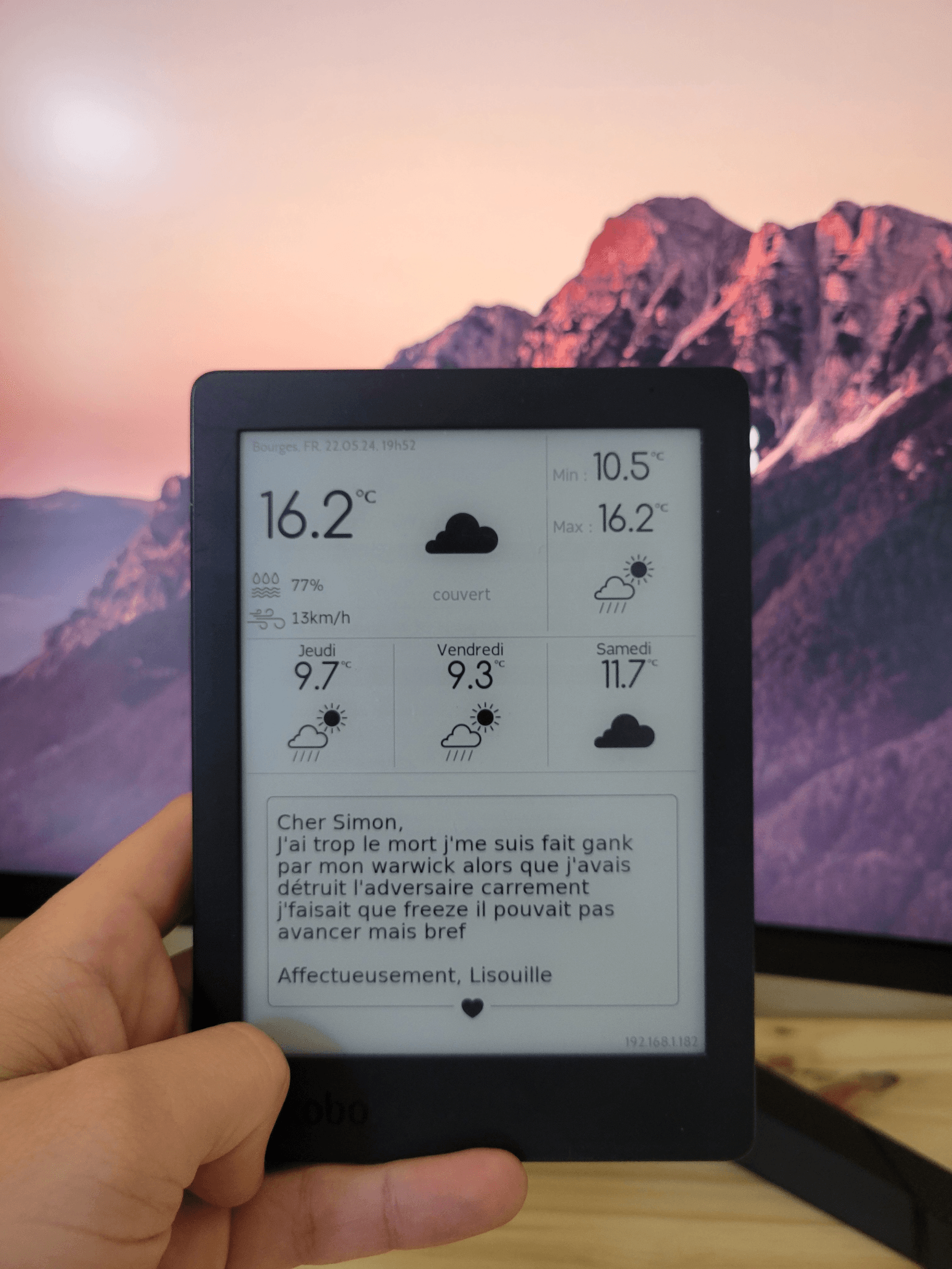 Résultat final : la liseuse affiche désormais la météo et mes messages personnalisés.